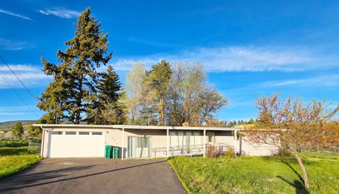 Single Family Residence in Klamath Falls OR 787 S Alameda Avenue.jpg