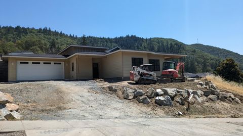 Single Family Residence in Grants Pass OR 133 NE Vertical Drive #18.jpg