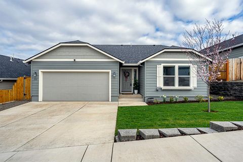 Single Family Residence in Medford OR 1727 Carrera Circle.jpg