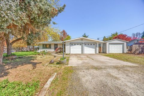Single Family Residence in Medford OR 2439 Garland Place.jpg