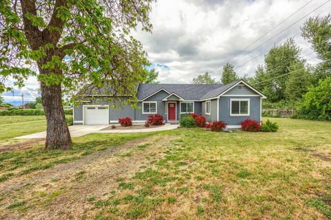 Single Family Residence in Central Point OR 4626 N Pacific Highway.jpg