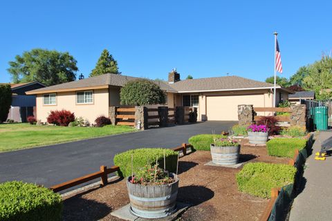 Single Family Residence in Klamath Falls OR 3713 Rio Vista Way.jpg