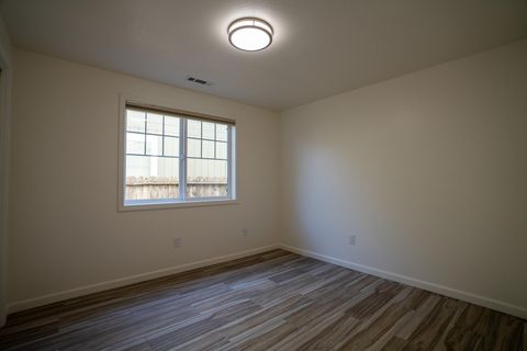 Single Family Residence in Medford OR 2331 Lillian Street 11.jpg