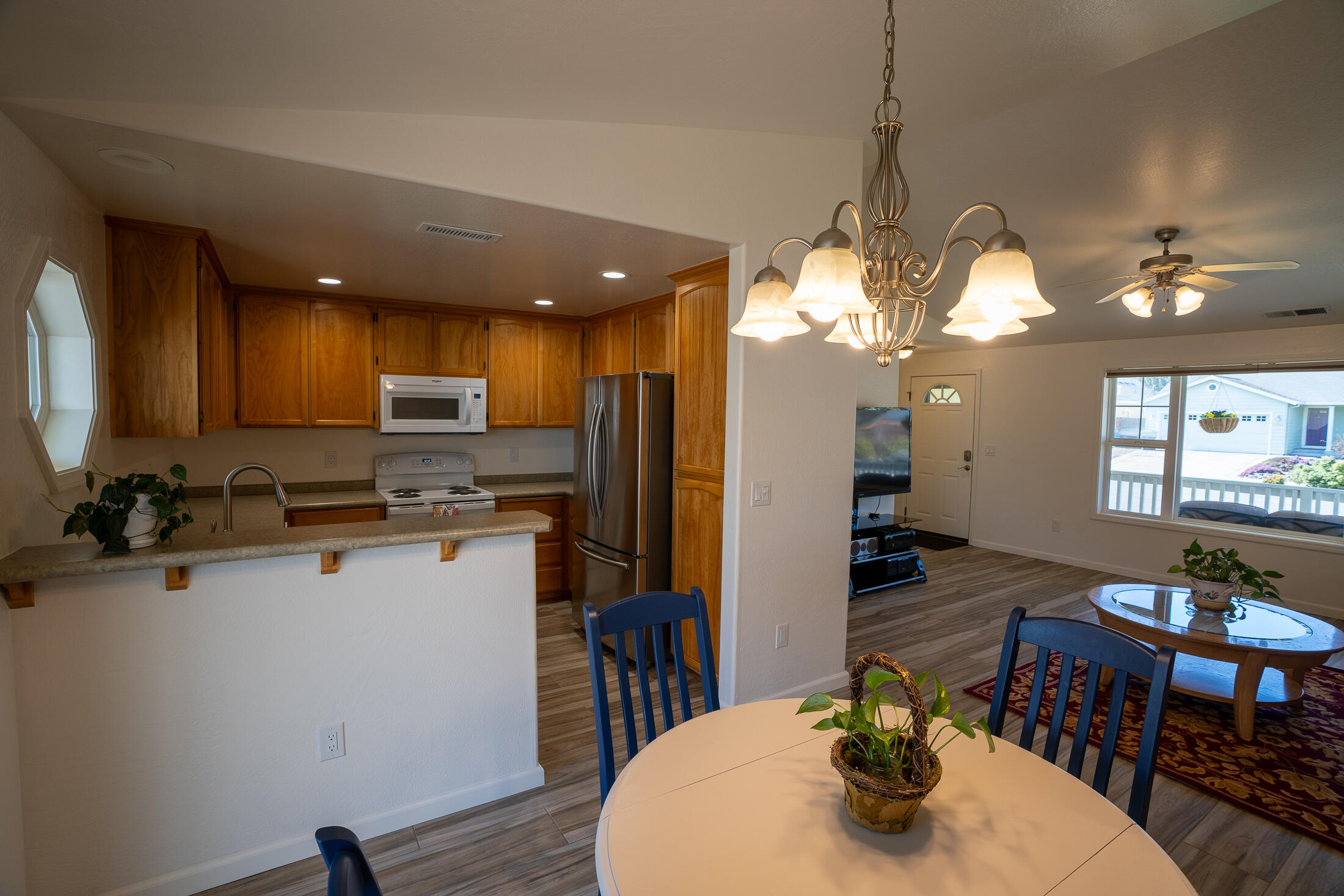 Single Family Residence in Medford OR 2331 Lillian Street 3.jpg