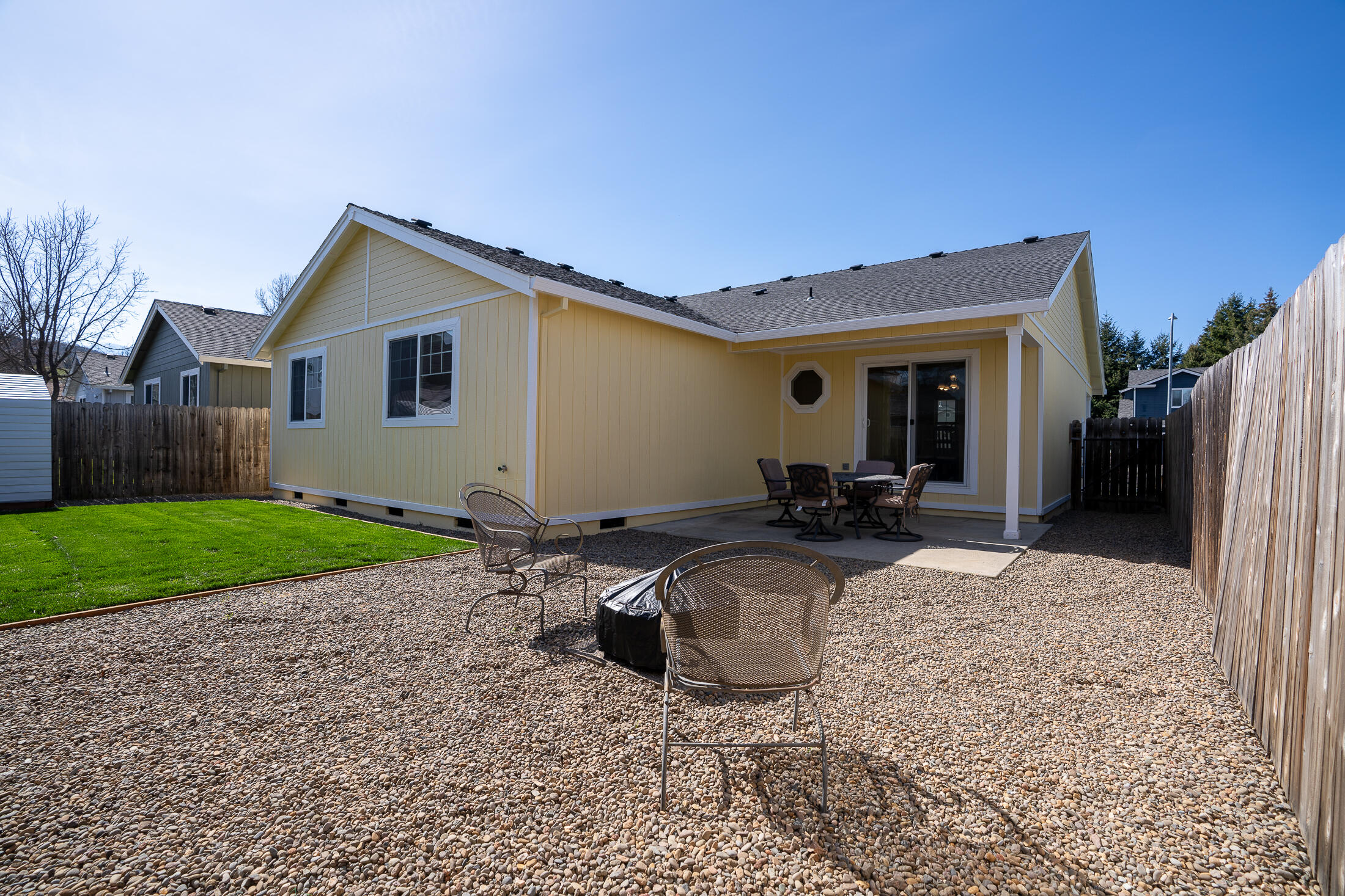Single Family Residence in Medford OR 2331 Lillian Street 18.jpg