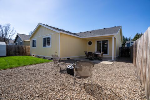 Single Family Residence in Medford OR 2331 Lillian Street 18.jpg
