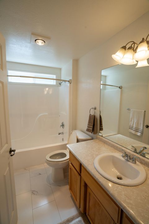 Single Family Residence in Medford OR 2331 Lillian Street 13.jpg