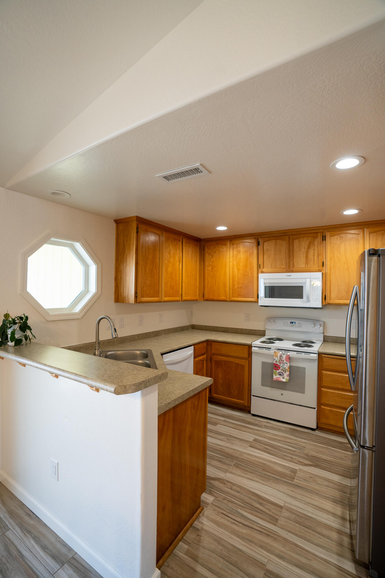 Single Family Residence in Medford OR 2331 Lillian Street 4.jpg