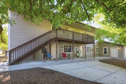 Quadruplex in Grants Pass OR 415 SE J Street.jpg
