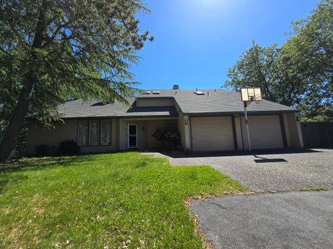 Single Family Residence in Grants Pass OR 522 NW Woodson Drive.jpg
