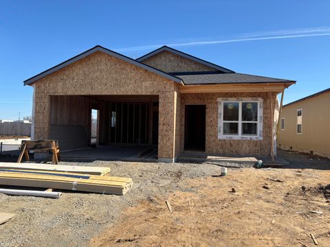 Single Family Residence in Medford OR 716 Dahl Place.jpg