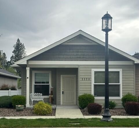 Single Family Residence in Central Point OR 1128 Boulder Ridge Street.jpg