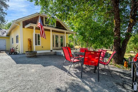 Single Family Residence in Grants Pass OR 715 Three Pines Road.jpg