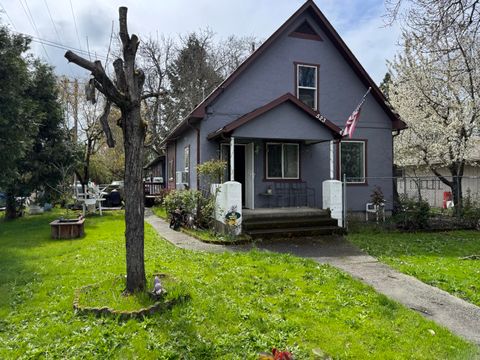 Duplex in Grants Pass OR 523 SE L Street.jpg