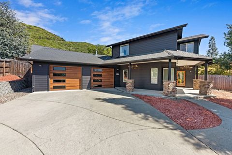 Single Family Residence in Grants Pass OR 1507 R J Drive.jpg