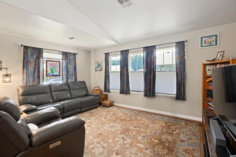 Single Family Residence in Grants Pass OR 914 Schaefers Lane 5.jpg