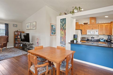 Single Family Residence in Grants Pass OR 914 Schaefers Lane 8.jpg