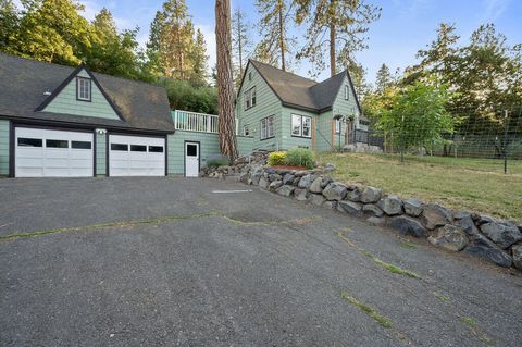 Single Family Residence in Klamath Falls OR 1027 Lakeshore Drive.jpg