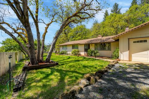 Single Family Residence in Grants Pass OR 962 E Jones Creek Road 2.jpg