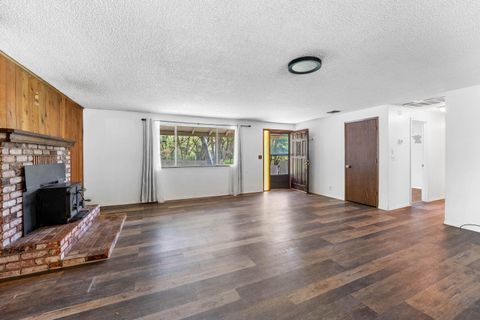 Single Family Residence in Grants Pass OR 962 E Jones Creek Road 5.jpg