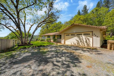 Single Family Residence in Grants Pass OR 962 E Jones Creek Road 1.jpg