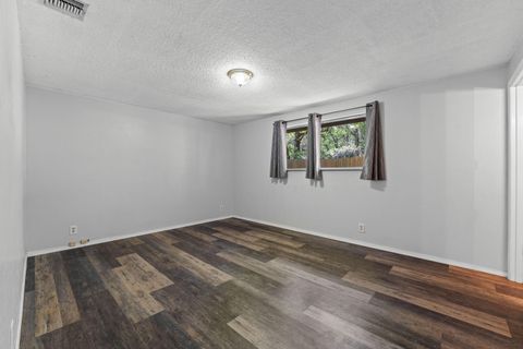 Single Family Residence in Grants Pass OR 962 E Jones Creek Road 9.jpg