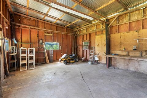 Single Family Residence in Grants Pass OR 962 E Jones Creek Road 21.jpg