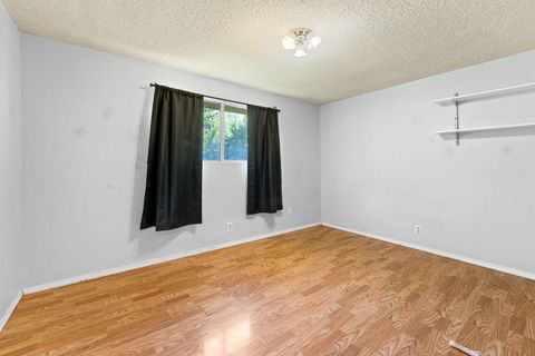 Single Family Residence in Grants Pass OR 962 E Jones Creek Road 11.jpg