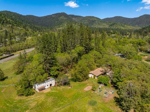 Single Family Residence in Grants Pass OR 962 E Jones Creek Road 28.jpg