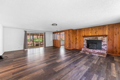 Single Family Residence in Grants Pass OR 962 E Jones Creek Road 3.jpg