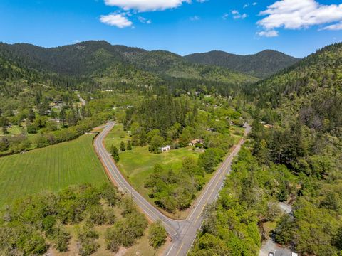 Single Family Residence in Grants Pass OR 962 E Jones Creek Road 32.jpg