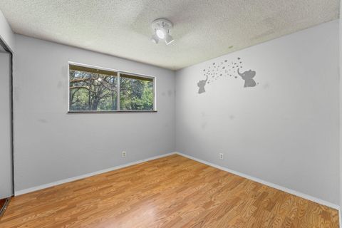 Single Family Residence in Grants Pass OR 962 E Jones Creek Road 10.jpg