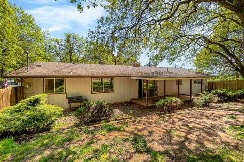 Single Family Residence in Grants Pass OR 962 E Jones Creek Road 14.jpg