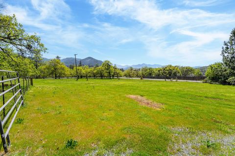 Single Family Residence in Grants Pass OR 962 E Jones Creek Road 26.jpg