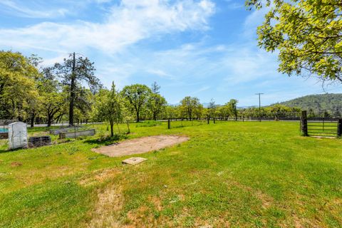 Single Family Residence in Grants Pass OR 962 E Jones Creek Road 23.jpg