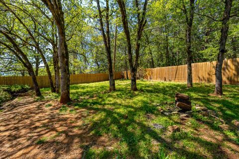 Single Family Residence in Grants Pass OR 962 E Jones Creek Road 16.jpg