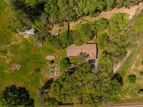 Single Family Residence in Grants Pass OR 962 E Jones Creek Road 33.jpg