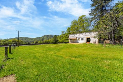 Single Family Residence in Grants Pass OR 962 E Jones Creek Road 20.jpg