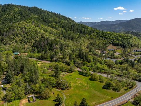 Single Family Residence in Grants Pass OR 962 E Jones Creek Road 31.jpg