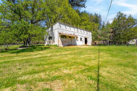 Single Family Residence in Grants Pass OR 962 E Jones Creek Road 19.jpg