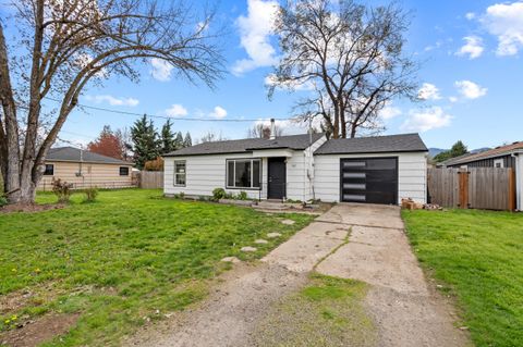 Single Family Residence in Medford OR 765 Queens Drive.jpg