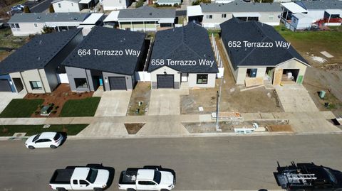 Single Family Residence in Medford OR 652 Terrazzo Way 1.jpg