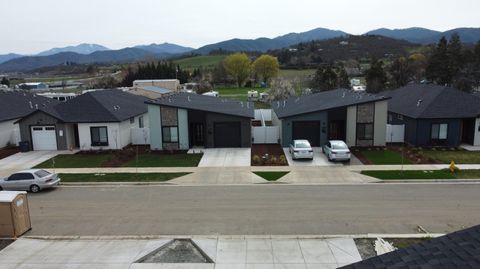 Single Family Residence in Medford OR 652 Terrazzo Way 3.jpg