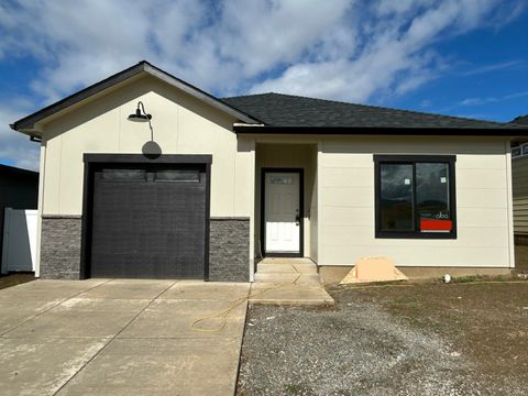 Single Family Residence in Medford OR 652 Terrazzo Way.jpg
