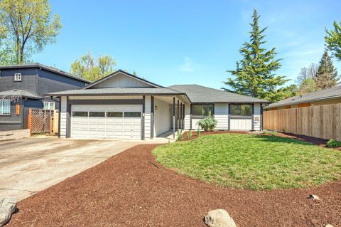 Single Family Residence in Medford OR 2621 Siskiyou Boulevard.jpg