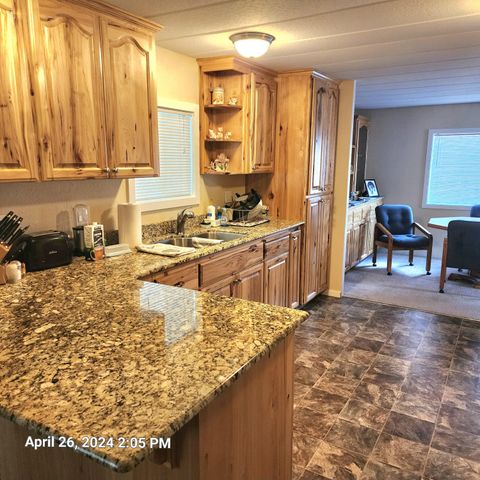 Mobile Home in Grants Pass OR 882 Roguelea Lane.jpg