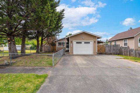 Single Family Residence in Grants Pass OR 731 SW J Street.jpg