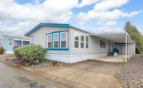 Mobile Home in Grants Pass OR 137 Blue Spruce Lane.jpg