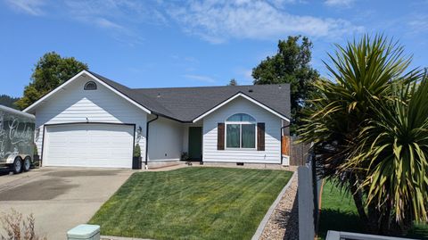 Single Family Residence in Grants Pass OR 1930 NW Donovan Court.jpg
