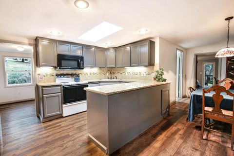 Single Family Residence in Gold Hill OR 1121 Sardine Creek Road 4.jpg